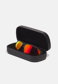 Nike Sportswear ADRENALINE UNISEX - Sonnenbrille - Matte Black/grey/red Mirror -Herrenbekleidung 0074e0d3295648918b71a1aa51d92368