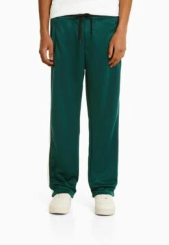BERSHKA WIDE-LEG WITH INTERLOCK SIDE STRIPES - Jogginghose - Dark Green 13 BERSHKA WIDE-LEG WITH INTERLOCK SIDE STRIPES - Jogginghose - Dark Green -Herrenbekleidung 08d846a49c7d4f3ab0e9a0968843f42a 1