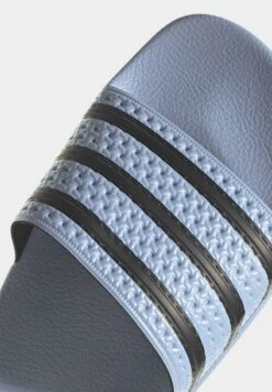 Adidas Originals ADILETTE UNISEX - Badesandale - Blue Dawn/core Black/blue Dawn -Herrenbekleidung 13dbdd68e00449ed9e24d0430c404b98