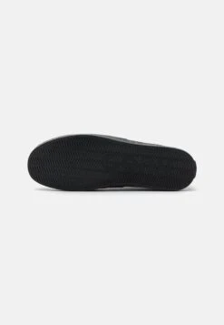 Hugo IAGO SLON - Slipper - Black 12 Hugo IAGO SLON - Slipper - Black -Herrenbekleidung 146bc62b744543c9a28e2b60c6fa385b