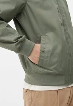 S.Oliver MIT STEHKRAGEN - Leichte Jacke - Olivgrün -Herrenbekleidung 1557b4abbbd043fea5f3f631d0f50280