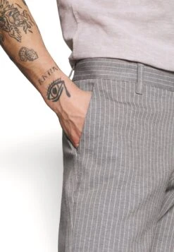 Only & Sons ONSMARK PANT STRIPE - Stoffhose - Light Grey Melange 12 Only & Sons ONSMARK PANT STRIPE - Stoffhose - Light Grey Melange -Herrenbekleidung 18ec621c331a4131bc6f2fc794840468