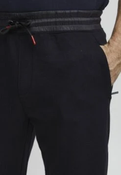 KJELLO - Jogginghose - Black Beauty 11 KJELLO - Jogginghose - Black Beauty -Herrenbekleidung 19cbf922238146c6bdbe83999592ef02