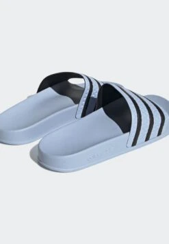 Adidas Originals ADILETTE UNISEX - Badesandale - Blue Dawn/core Black/blue Dawn -Herrenbekleidung 1d1cf73630a9424aa1940fcdfaaae4f1