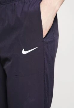 Nike Performance PANT - Jogginghose - Gridiron/white -Herrenbekleidung 1e39e94171e94644a17b37bf997a4806