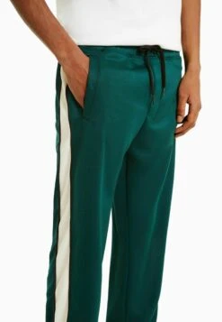 BERSHKA WIDE-LEG WITH INTERLOCK SIDE STRIPES - Jogginghose - Dark Green 10 BERSHKA WIDE-LEG WITH INTERLOCK SIDE STRIPES - Jogginghose - Dark Green -Herrenbekleidung 1f93d0d3eaf24be39f8aed1920571e33