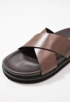 TOMMY - Pantolette Flach - Brown -Herrenbekleidung 2a4fcc48d6dd4b4682d769a8984e24eb