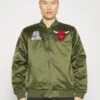 Mitchell & Ness CHICAGO BULLS NBA FLIGHT JACKET - Outdoorjacke - Dark Green -Herrenbekleidung 2ac8de9709f14fe790c42bf823439572