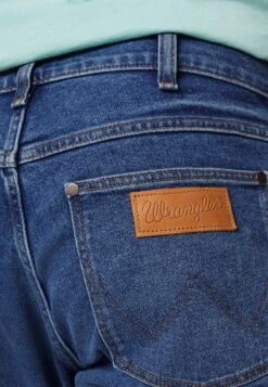 Wrangler GREENSBORO - Jeans Straight Leg - Smoke Sea -Herrenbekleidung 32313b82f6f64af1af63487837f7824a