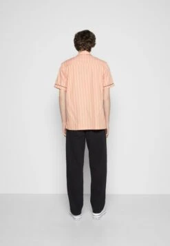 HUF SOHO - Hemd - Rose -Herrenbekleidung 342690b3a84848ba9b42940cce89863f