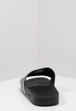 Adidas Originals ADILETTE UNISEX - Pantolette Flach - Black/white -Herrenbekleidung 3d4be3bd81b649388ffbdb4a1c9c55cf