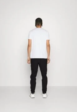 Ellesse TYPIC - Jogginghose - Black -Herrenbekleidung 3fe295f0bcb945439e18da8c770b6629