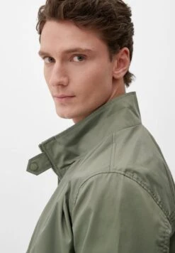 S.Oliver MIT STEHKRAGEN - Leichte Jacke - Olivgrün -Herrenbekleidung 419fe2565454434982e080bec41383e6