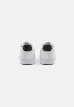 Lacoste CARNABY PRO - Sneaker Low - White/black -Herrenbekleidung 5090bc7f2ce14ee3b3e8ccd517f2a7c6