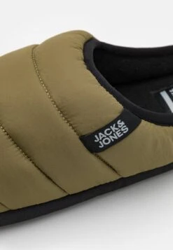Jack & Jones JFWPADDY SLIPPER - Hausschuh - Olive Night 13 Jack & Jones JFWPADDY SLIPPER - Hausschuh - Olive Night -Herrenbekleidung 5773f18a5216406084ae7b34964777c2