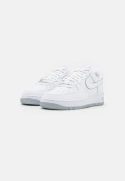 Nike Sportswear AIR FORCE 1 07 - Sneaker Low - White/wolf Grey -Herrenbekleidung 593e1c5d3e554a9088002839338500e0