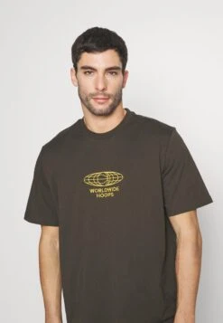 ADIDAS PERFORMANCE GLOBE TEE - T-Shirt Print - Shadow Olive -Herrenbekleidung 6250bf7572c34915bfd59ead32f2b407