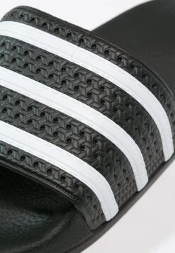 Adidas Originals ADILETTE UNISEX - Pantolette Flach - Black/white -Herrenbekleidung 6837c498b2814795b7dd3abdbb371eaa