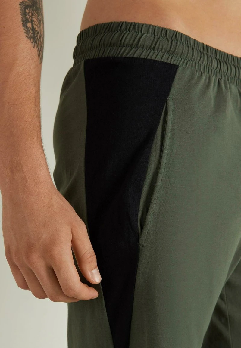 MIT SEITENDETAIL - Shorts - Schwarz - 866u - Winter Green Black 5 MIT SEITENDETAIL - Shorts - Schwarz - 866u - Winter Green Black – Bild 3