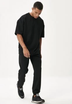 STANDARD FIT - Jogginghose - Black 11 STANDARD FIT - Jogginghose - Black -Herrenbekleidung 811e5cdc5f5d4012b1aca9bdf07a8283