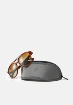 Emporio Armani Sonnenbrille - Striped Red -Herrenbekleidung 81dc4b8a653e48c688c4a5af7137e0bb