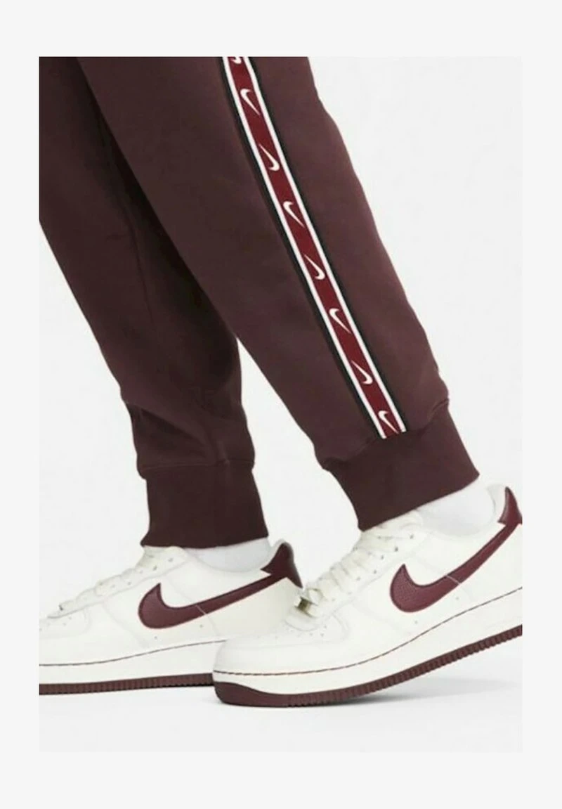 Nike Sportswear SPORTSWEAR TAPE - Jogginghose - Dunkelrotweiss 7 Nike Sportswear SPORTSWEAR TAPE - Jogginghose - Dunkelrotweiss – Bild 5