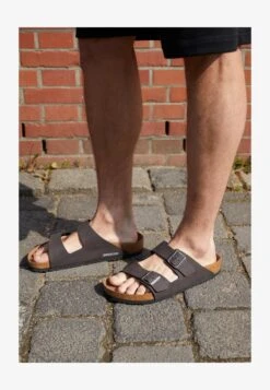 Birkenstock ARIZONA VEGAN - Pantolette Flach - Black 10 Birkenstock ARIZONA VEGAN - Pantolette Flach - Black -Herrenbekleidung 8617b3fa73ab44c981428d7058506e6c