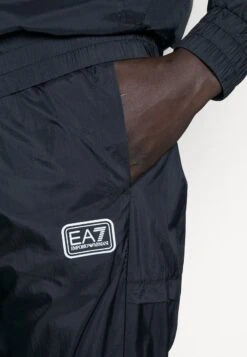 EA7 Emporio Armani TRACKSUIT SET - Trainingsanzug - Black -Herrenbekleidung 8ea2b044cb1a475a997689804fcba1d6