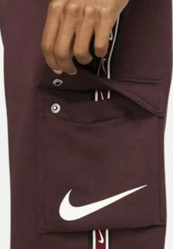 Nike Sportswear SPORTSWEAR TAPE - Jogginghose - Dunkelrotweiss 10 Nike Sportswear SPORTSWEAR TAPE - Jogginghose - Dunkelrotweiss -Herrenbekleidung 8fe08740a0cd436d8790f73e062de010