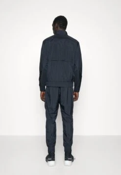 EA7 Emporio Armani TRACKSUIT SET - Trainingsanzug - Black -Herrenbekleidung 982f165e17754b789f4a8d483d45d8dd