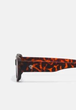 CHPO NICOLE UNISEX - Sonnenbrille - Brown/dark Brown 11 CHPO NICOLE UNISEX - Sonnenbrille - Brown/dark Brown -Herrenbekleidung 9bd8dd6aa12847d4817db513b2b63fa7
