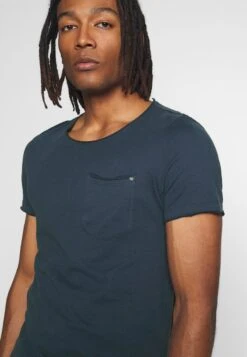 Blend BHBHNOEL TEE - T-Shirt Basic - Denim Blue 12 Blend BHBHNOEL TEE - T-Shirt Basic - Denim Blue -Herrenbekleidung a1e9e5b4a42543878413cf0059be8f38