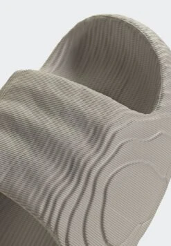 Adidas Originals ADILETTE UNISEX - Badesandale - Light Brown/light Brown/core Black -Herrenbekleidung b497886427ac4e5c8027d7e3e260c1e6