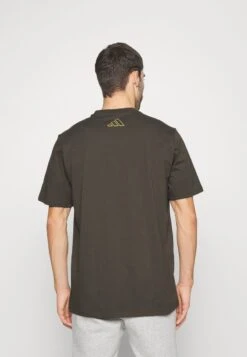 ADIDAS PERFORMANCE GLOBE TEE - T-Shirt Print - Shadow Olive -Herrenbekleidung b5fc653476cd4eadac7a1fc75a7bef9f