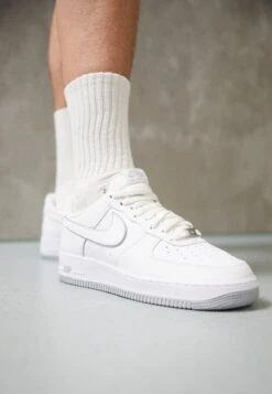 Nike Sportswear AIR FORCE 1 07 - Sneaker Low - White/wolf Grey -Herrenbekleidung b765bbb253674b08bea17fcb674dedc7