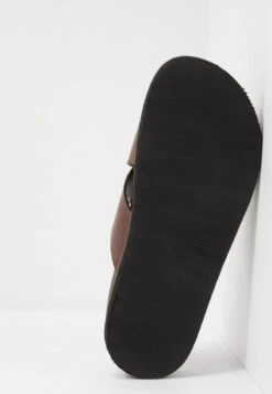 TOMMY - Pantolette Flach - Brown -Herrenbekleidung d027f96375e3401784963dfe839b1e6f