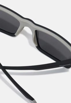 Polaroid UNISEX - Sonnenbrille - Black Grey -Herrenbekleidung d116d7b74afa40e39fb1dd09ea3d5d5b