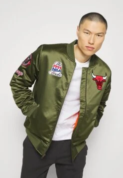 Mitchell & Ness CHICAGO BULLS NBA FLIGHT JACKET - Outdoorjacke - Dark Green -Herrenbekleidung d338cb5377a240fca5591c1c439b0c46