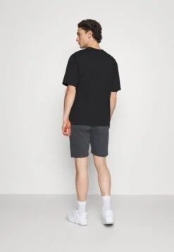 Ellesse BOSSINI - Jogginghose - Dark Grey -Herrenbekleidung d7b79392bf084c5c885a3d8f23ed7e32