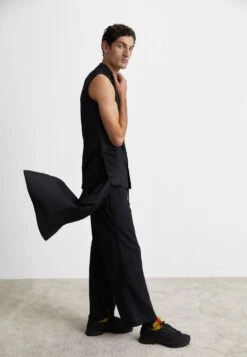 DOUBLE LAYERS LOOSE CUT PANT - Stoffhose - Black 10 DOUBLE LAYERS LOOSE CUT PANT - Stoffhose - Black -Herrenbekleidung e7032bdcdf404febbf762b004e6e91a8