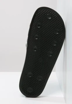 Adidas Originals ADILETTE UNISEX - Pantolette Flach - Black/white -Herrenbekleidung f15cc37f92de4de7a4a1392661518046