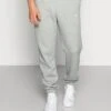 Nike Sportswear CLUB PANT - Jogginghose - Dark Grey Heather -Herrenbekleidung f69f77b1d2fc4319813532de7341f49a