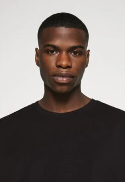 WEEKDAY RELAXED - T-Shirt Basic - Black 11 WEEKDAY RELAXED - T-Shirt Basic - Black -Herrenbekleidung f99e2bc3c2344ce29899c2c89d27b64e